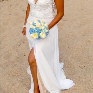 Beautiful Wedding dress. Very comfortable and flowy!